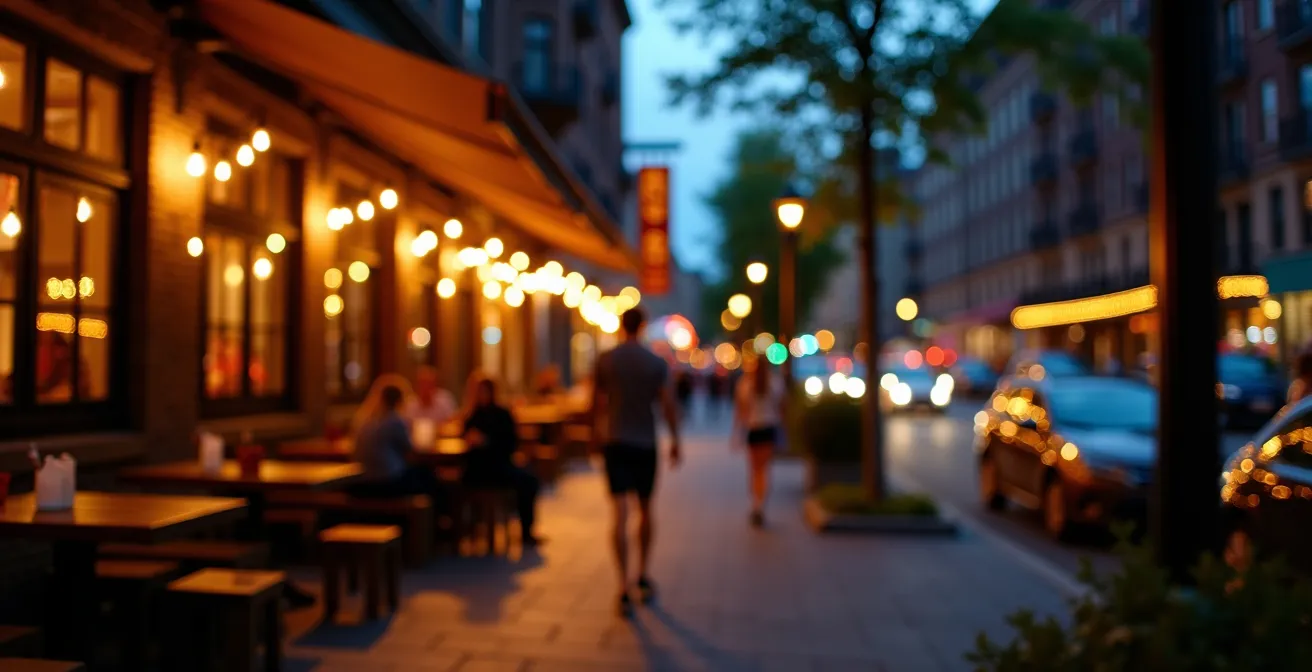 Terrasse animée sur l'avenue Mont-Royal le soir avec ambiance chaleureuse